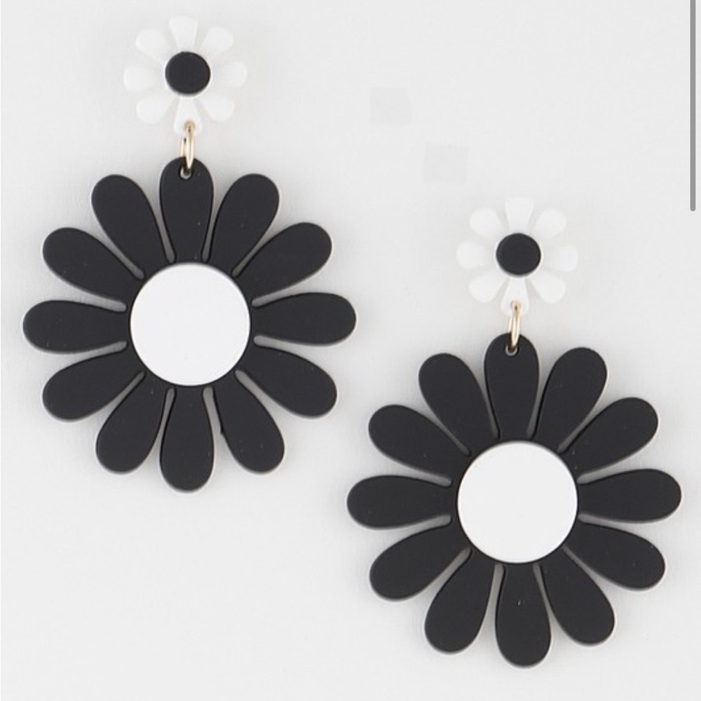 Kameakay Two tones black white daisy earrings